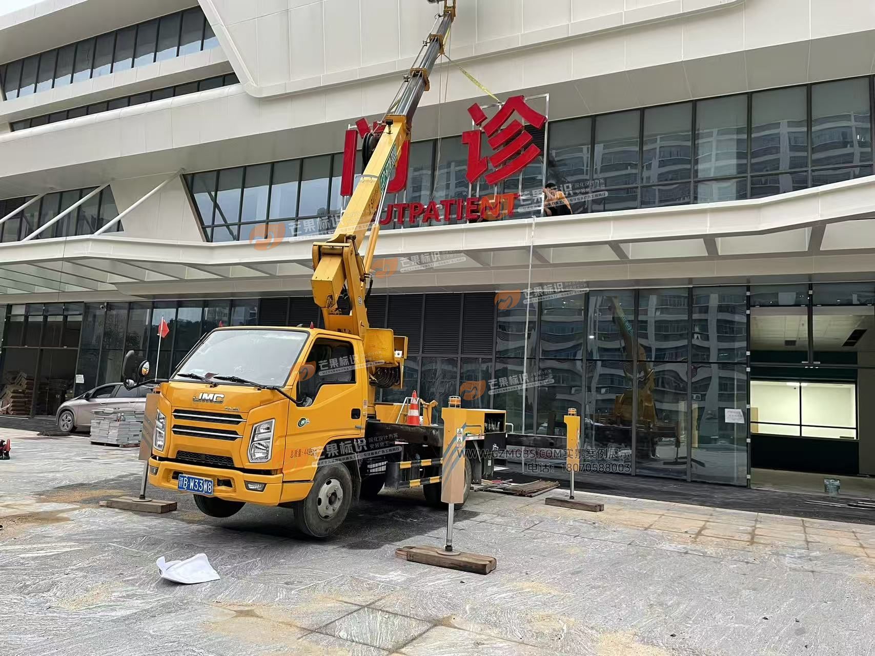 江西芒果景观标识源头工厂（赣州芒果金属有限公司）赣州医院楼顶大字制作安装实例